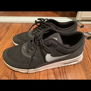 Black and White, Nike Thea